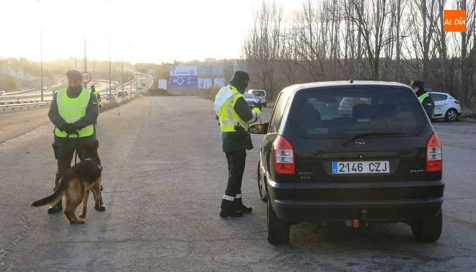 Uno de los controles de la Guardia Civil junto a la autovía que conecta Salamanca con Madrid. Foto de Alberto Martín
