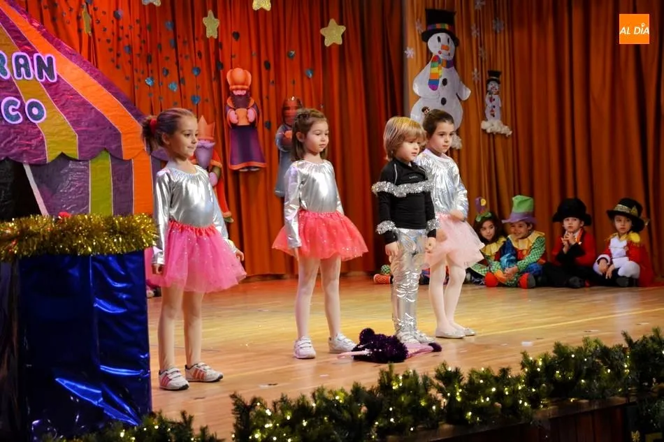 Foto 11 - El Festival de Navidad transforma el sal&oacute;n de actos del colegio San Juan Bosco en El Gran Circo
