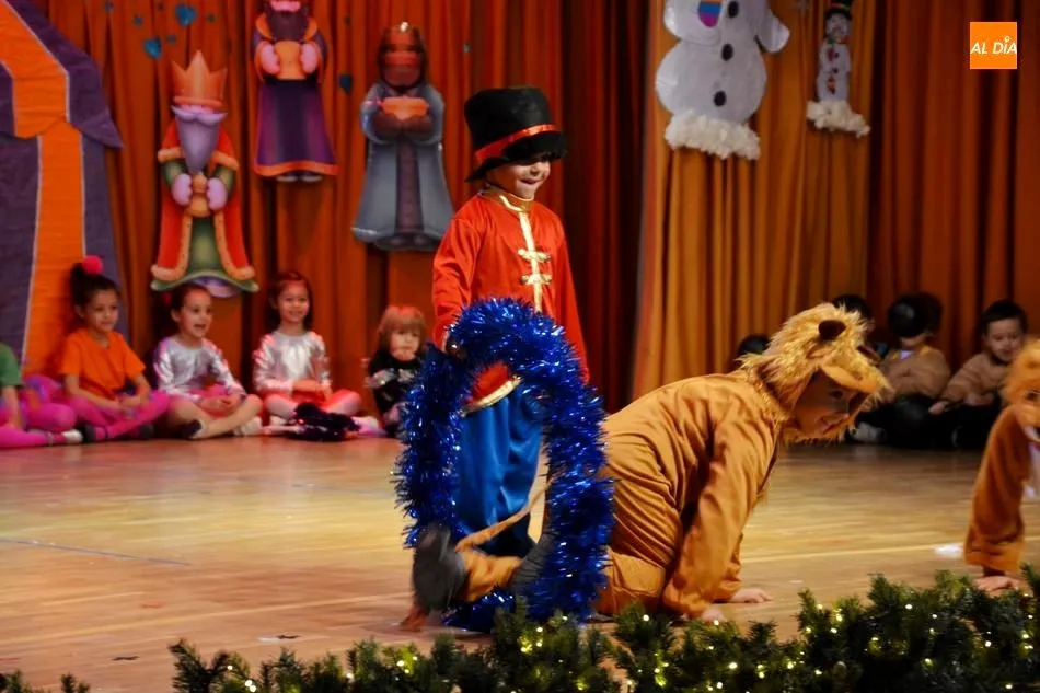 Foto 9 - El Festival de Navidad transforma el sal&oacute;n de actos del colegio San Juan Bosco en El Gran Circo