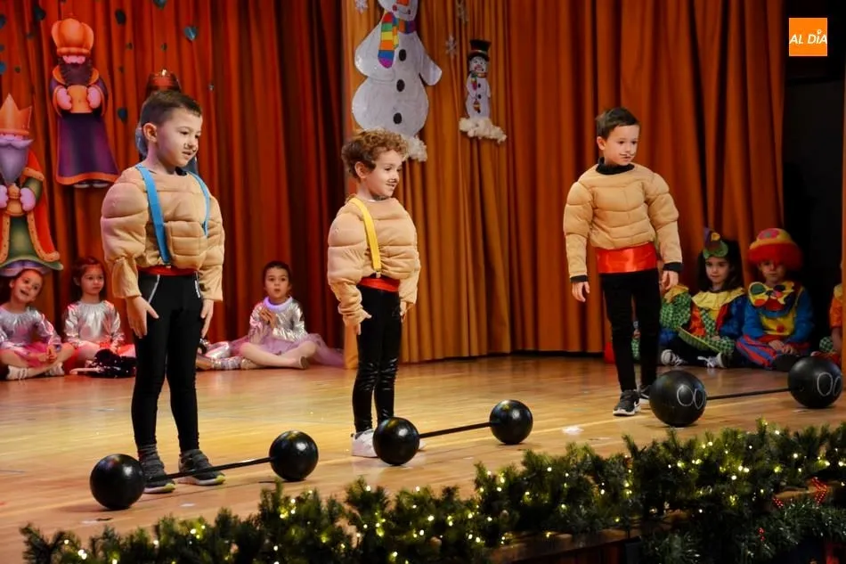 Foto 4 - El Festival de Navidad transforma el sal&oacute;n de actos del colegio San Juan Bosco en El Gran Circo