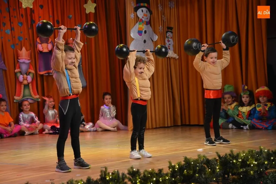 Foto 2 - El Festival de Navidad transforma el sal&oacute;n de actos del colegio San Juan Bosco en El Gran Circo