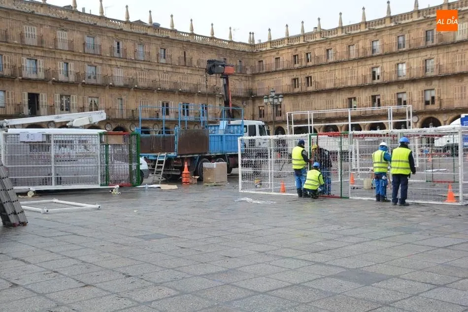Foto 3 - Comienza el montaje del regalo en forma de cubo que adornar&aacute; la Plaza Mayor