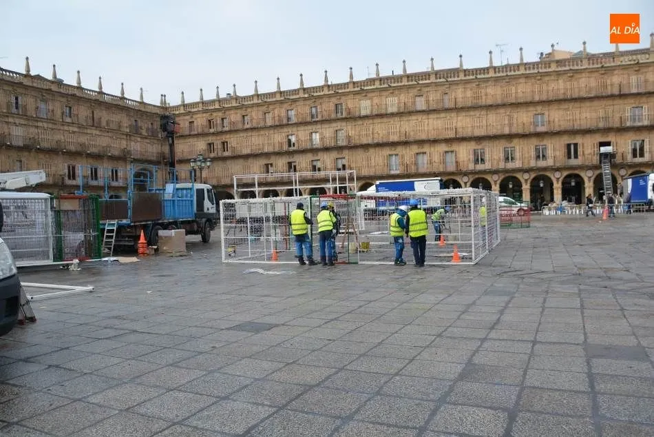 Foto 2 - Comienza el montaje del regalo en forma de cubo que adornar&aacute; la Plaza Mayor