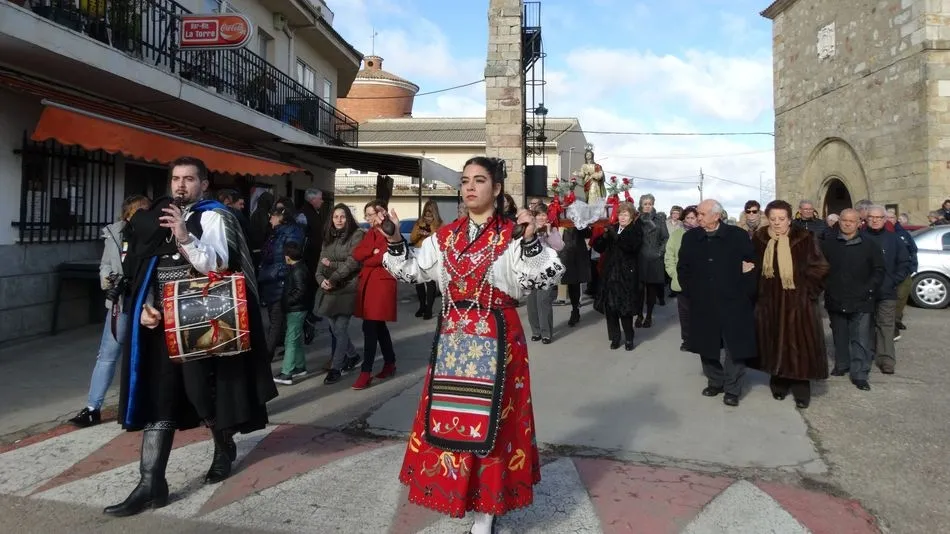 Procesión de Santa Lucía por las calles de Pelabravo