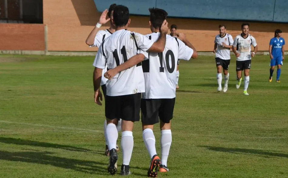 Alberto García y Alberto Martín celebrando un gol en el Francisco Mateos