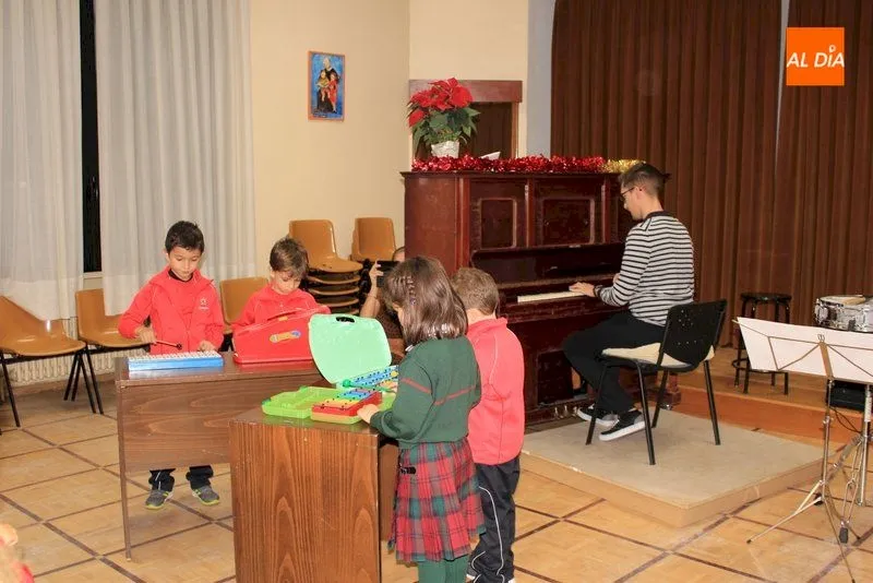 Foto 4 - Los villancicos llegan al Calasanz de la mano de la escuela de m&uacute;sica