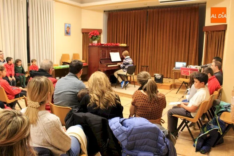 Los asistentes atienden las interpretaciones musicales de los alumnos del Calasanz