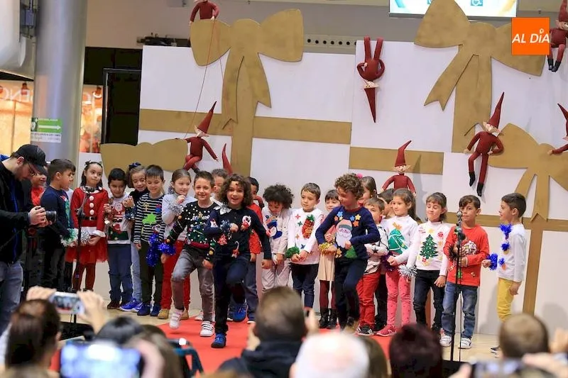 Los villancicos se convierten en protagonistas en el Centro Comercial El Tormes