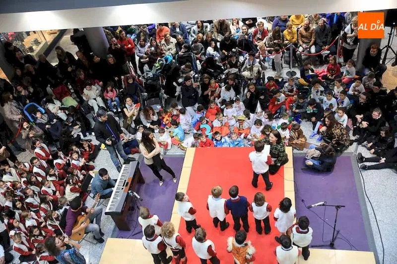 Foto 8 - Los villancicos se convierten en protagonistas en el Centro Comercial El Tormes