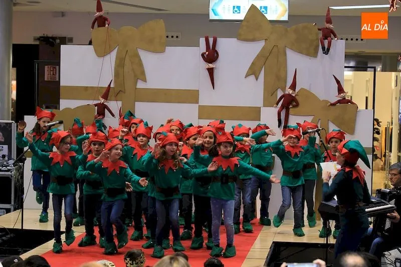 Foto 7 - Los villancicos se convierten en protagonistas en el Centro Comercial El Tormes