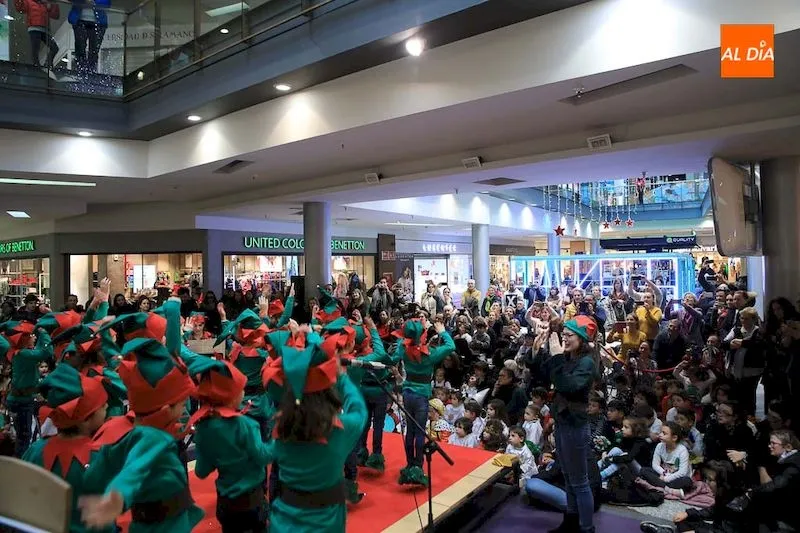 Foto 2 - Los villancicos se convierten en protagonistas en el Centro Comercial El Tormes