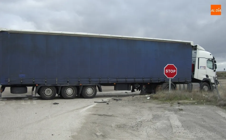 Foto 6 - Un cami&oacute;n se lleva por delante un todoterreno que se salt&oacute; un Stop  