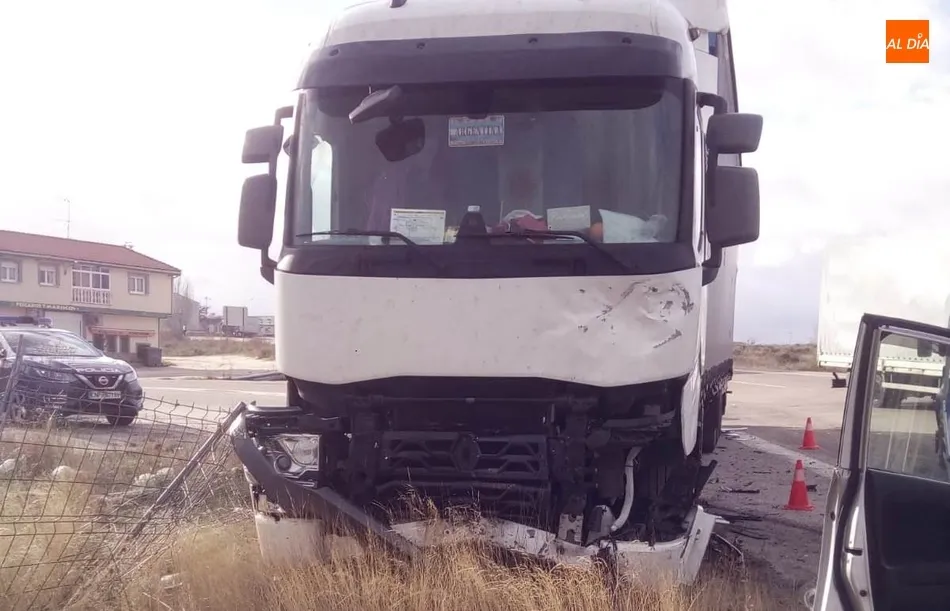 Foto 2 - Un cami&oacute;n se lleva por delante un todoterreno que se salt&oacute; un Stop  