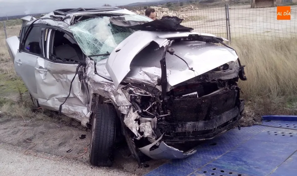 Un camión se lleva por delante un todoterreno que se saltó un Stop  
