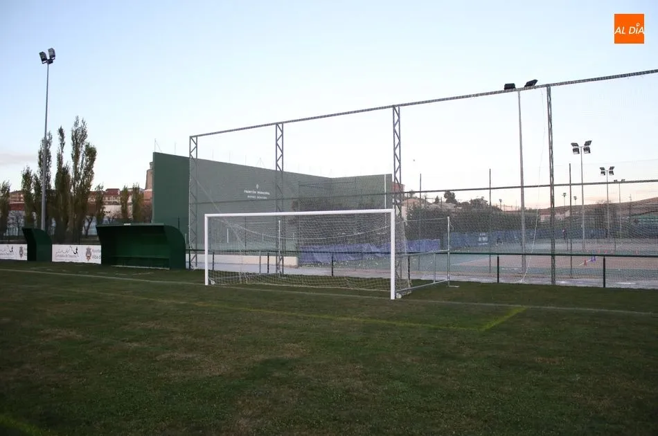 Foto 11 - El campo de f&uacute;tbol de la Dehesa estrena c&eacute;sped, drenaje, grader&iacute;o y valla perimetral