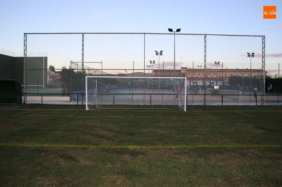 Foto 10 - El campo de f&uacute;tbol de la Dehesa estrena c&eacute;sped, drenaje, grader&iacute;o y valla perimetral