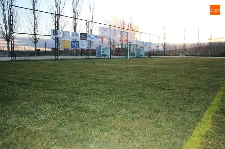 Foto 9 - El campo de f&uacute;tbol de la Dehesa estrena c&eacute;sped, drenaje, grader&iacute;o y valla perimetral