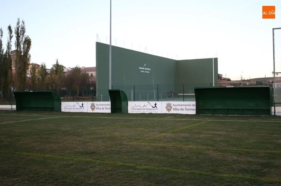 Foto 8 - El campo de f&uacute;tbol de la Dehesa estrena c&eacute;sped, drenaje, grader&iacute;o y valla perimetral