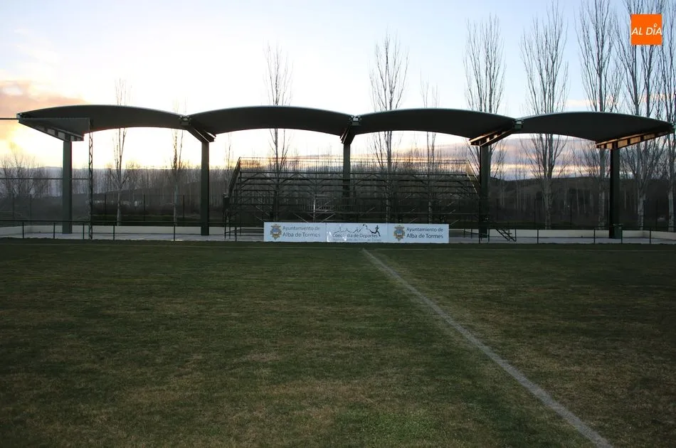 Foto 7 - El campo de f&uacute;tbol de la Dehesa estrena c&eacute;sped, drenaje, grader&iacute;o y valla perimetral
