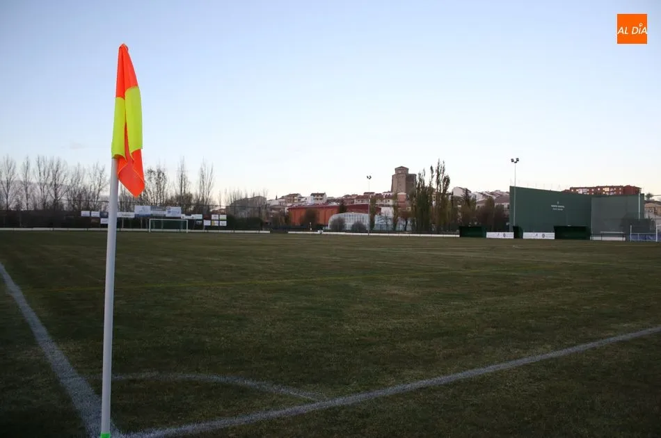 Foto 6 - El campo de f&uacute;tbol de la Dehesa estrena c&eacute;sped, drenaje, grader&iacute;o y valla perimetral