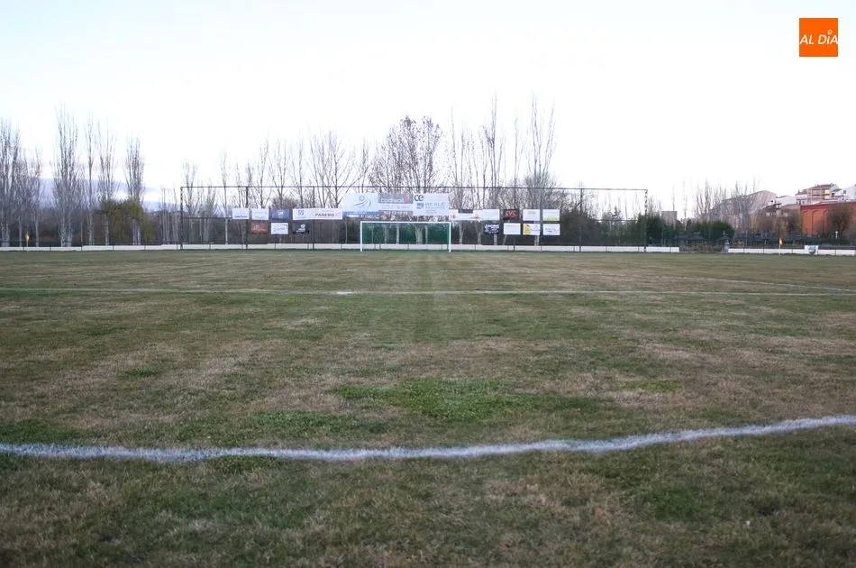 Foto 5 - El campo de f&uacute;tbol de la Dehesa estrena c&eacute;sped, drenaje, grader&iacute;o y valla perimetral
