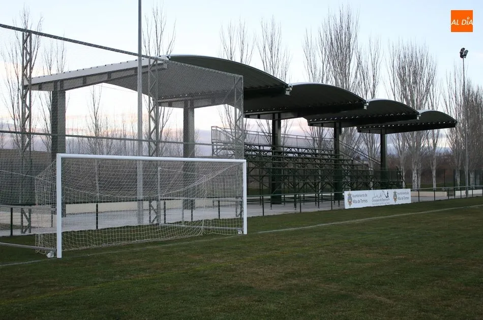 Foto 4 - El campo de f&uacute;tbol de la Dehesa estrena c&eacute;sped, drenaje, grader&iacute;o y valla perimetral
