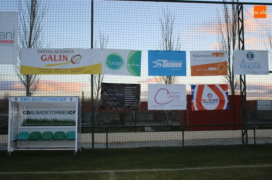 Foto 3 - El campo de f&uacute;tbol de la Dehesa estrena c&eacute;sped, drenaje, grader&iacute;o y valla perimetral