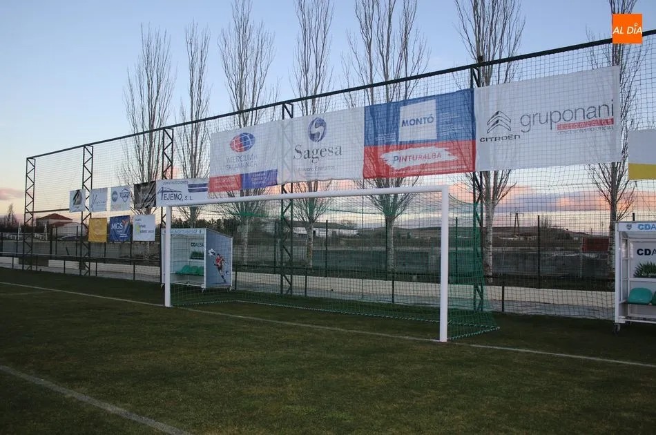 Foto 2 - El campo de f&uacute;tbol de la Dehesa estrena c&eacute;sped, drenaje, grader&iacute;o y valla perimetral