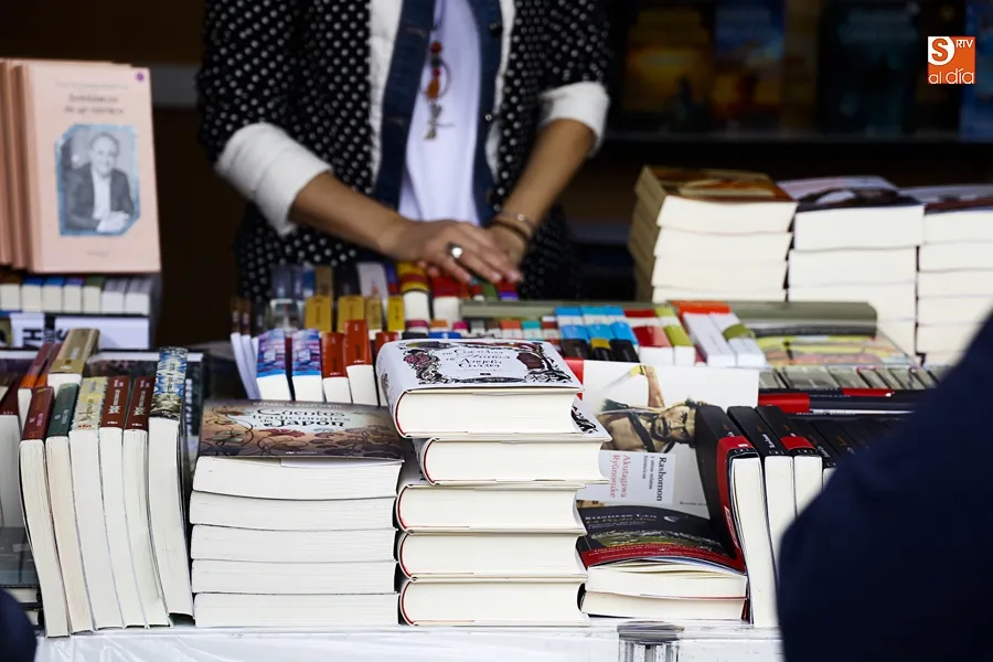 Imagen de libros en uno de los expositores de la pasada edición de la Feria del Libro en Salamanca
