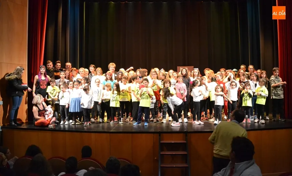 El Teatro Nuevo roza el lleno en la gran gala benéfica a favor de ASCOL  