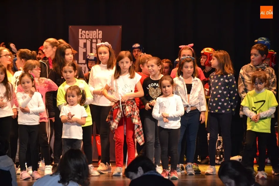 Foto 10 - El Teatro Nuevo roza el lleno en la gran gala ben&eacute;fica a favor de ASCOL  