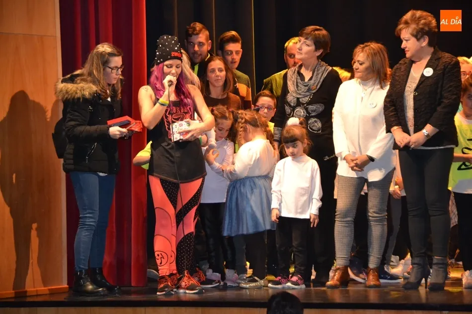 Foto 9 - El Teatro Nuevo roza el lleno en la gran gala ben&eacute;fica a favor de ASCOL  