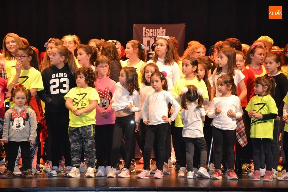 Foto 7 - El Teatro Nuevo roza el lleno en la gran gala ben&eacute;fica a favor de ASCOL  