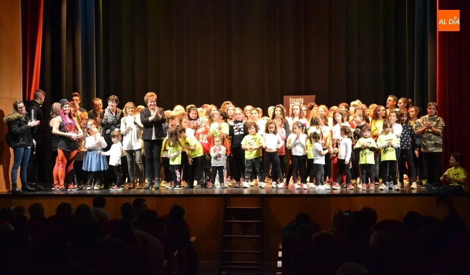 Foto 5 - El Teatro Nuevo roza el lleno en la gran gala ben&eacute;fica a favor de ASCOL  