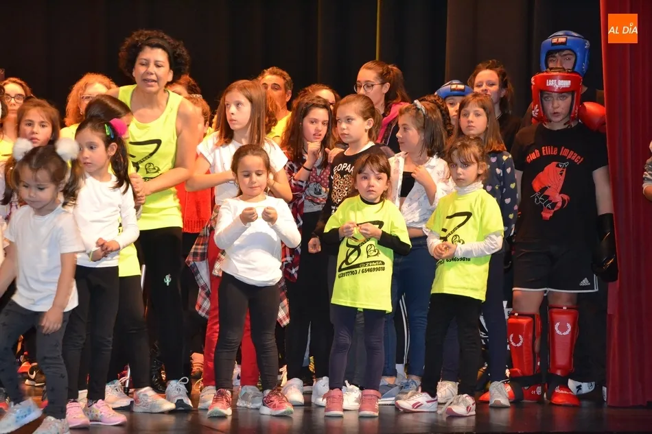 Foto 2 - El Teatro Nuevo roza el lleno en la gran gala ben&eacute;fica a favor de ASCOL  