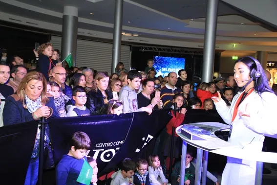 El Centro Comercial El Tormes inaugura ‘el cohete’ con un espectáculo espacial