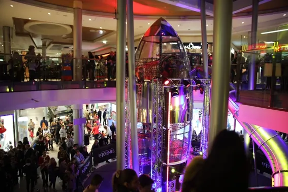 Foto 9 - El Centro Comercial El Tormes inaugura &lsquo;el cohete&rsquo; con un espect&aacute;culo espacial