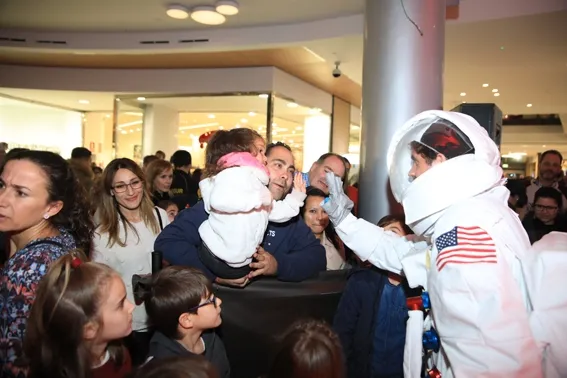 Foto 8 - El Centro Comercial El Tormes inaugura &lsquo;el cohete&rsquo; con un espect&aacute;culo espacial