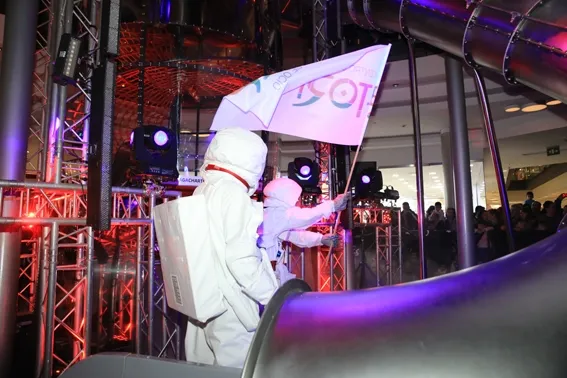 Foto 6 - El Centro Comercial El Tormes inaugura &lsquo;el cohete&rsquo; con un espect&aacute;culo espacial