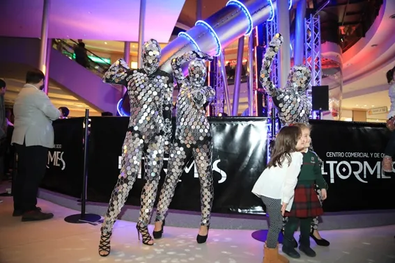 Foto 3 - El Centro Comercial El Tormes inaugura &lsquo;el cohete&rsquo; con un espect&aacute;culo espacial