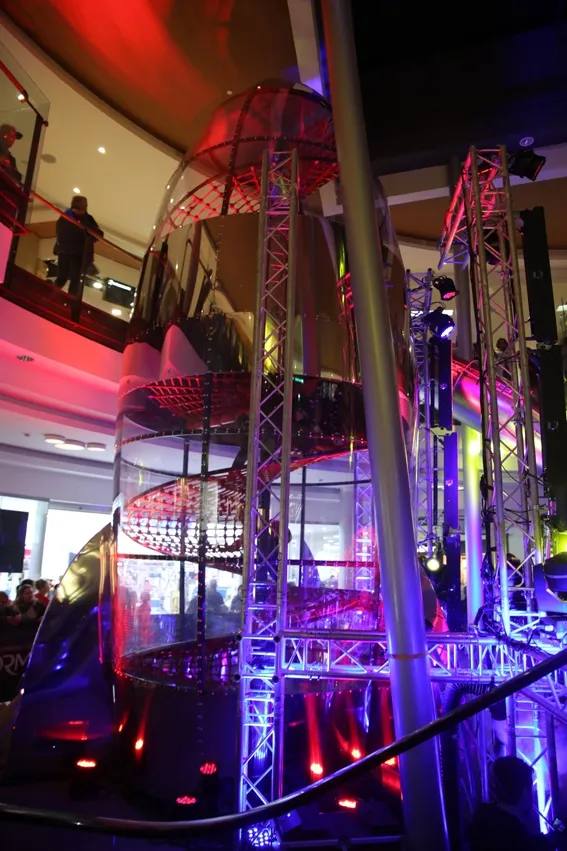 Foto 2 - El Centro Comercial El Tormes inaugura &lsquo;el cohete&rsquo; con un espect&aacute;culo espacial