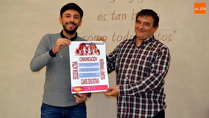 Nandy Pérez, técnico municipal de juventud y Francisco Díaz, concejal de área, presentaban la Escuela de Padres en el Centro de Ocio