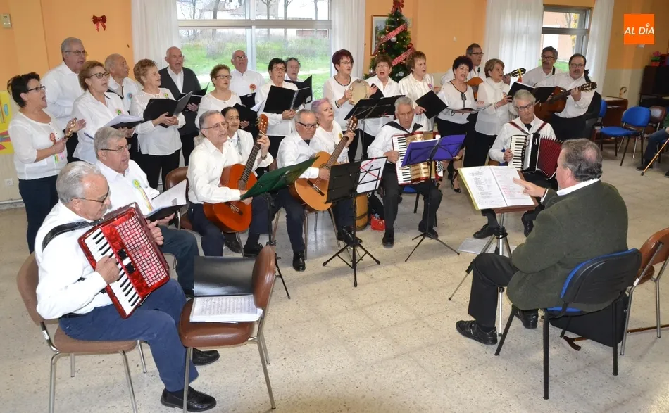 Foto 9 - La Rondalla &lsquo;Aires del &Aacute;gueda&rsquo; completa en la Residencia Mixta una intensa semana