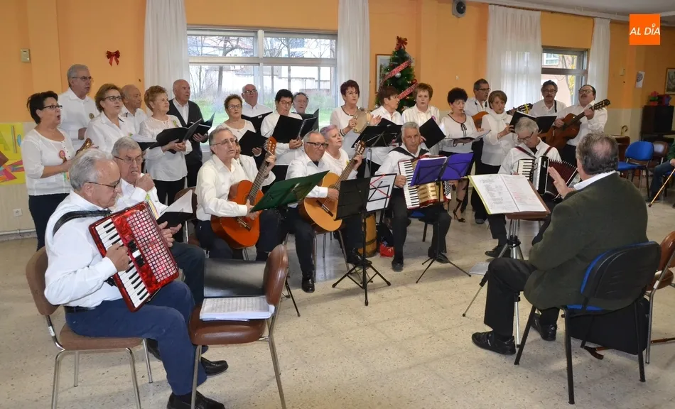 La Rondalla ‘Aires del Águeda’ completa en la Residencia Mixta una intensa semana