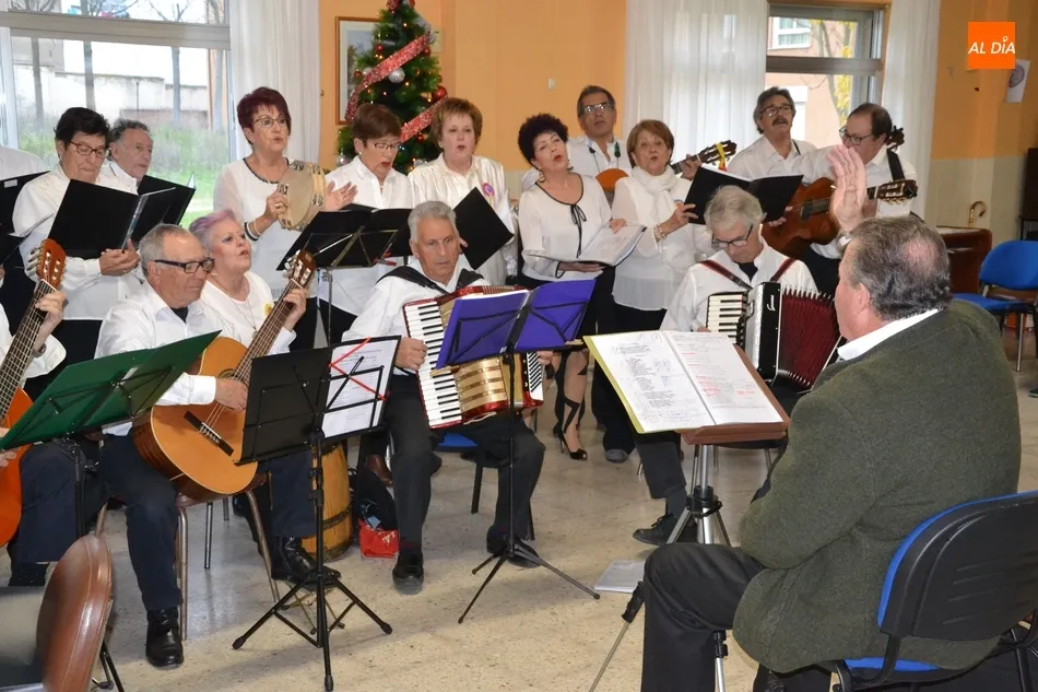 Foto 11 - La Rondalla &lsquo;Aires del &Aacute;gueda&rsquo; completa en la Residencia Mixta una intensa semana