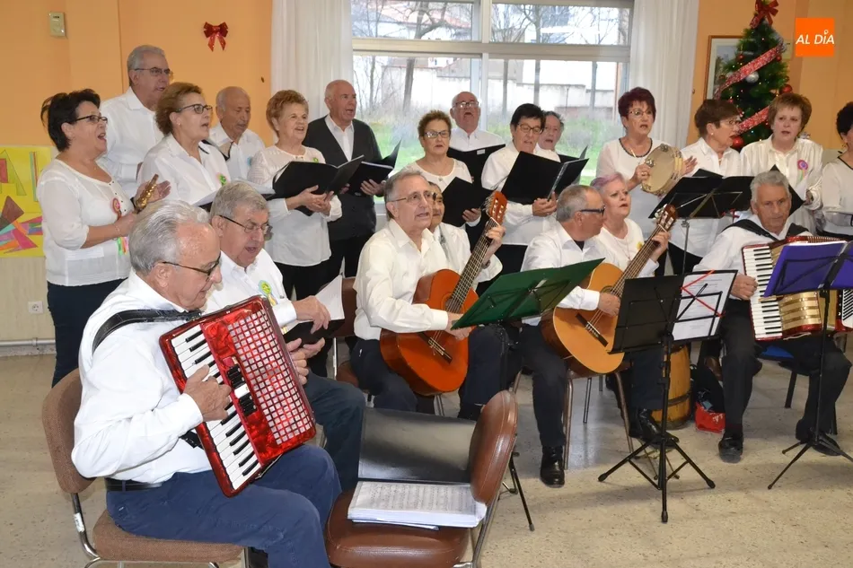 Foto 10 - La Rondalla &lsquo;Aires del &Aacute;gueda&rsquo; completa en la Residencia Mixta una intensa semana