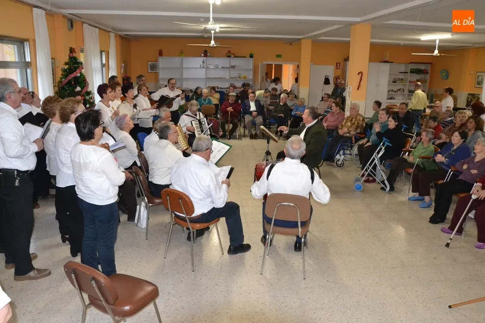 Foto 8 - La Rondalla &lsquo;Aires del &Aacute;gueda&rsquo; completa en la Residencia Mixta una intensa semana