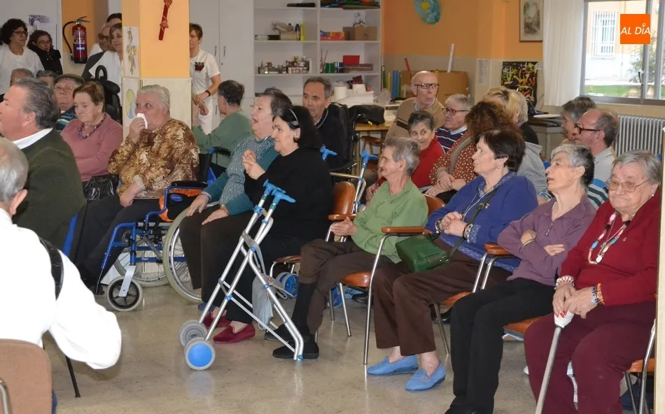 Foto 7 - La Rondalla &lsquo;Aires del &Aacute;gueda&rsquo; completa en la Residencia Mixta una intensa semana