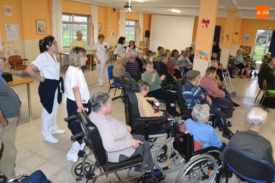 Foto 4 - La Rondalla &lsquo;Aires del &Aacute;gueda&rsquo; completa en la Residencia Mixta una intensa semana