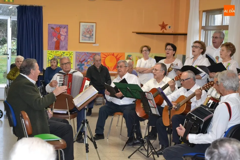 Foto 5 - La Rondalla &lsquo;Aires del &Aacute;gueda&rsquo; completa en la Residencia Mixta una intensa semana